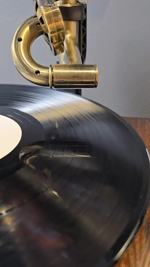 👉"Qeraxhiu i Grebenese" nga Festivali Folklorik i Gjirokastres kenduar nga Eli Fara dhe Luiza Mica. 🎼

#qeraxhi #vinyl #festival #elifara #disqegramafoni #vinile