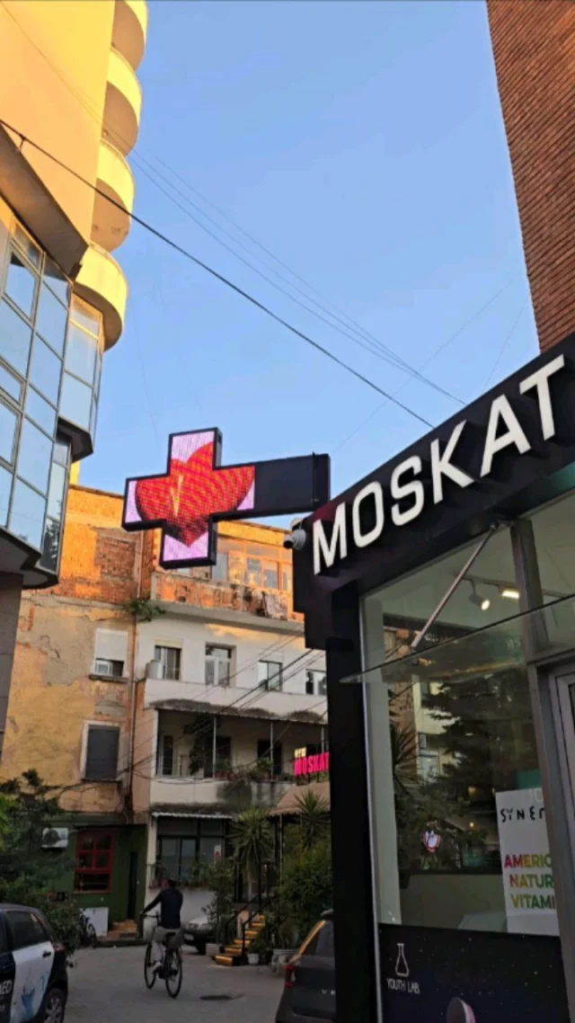 💡A e dinit qe Lagjja Moskate ku dyqani yne ndodhet, ka qene ndertuar ne vitet 30 nga italianet?

Pallatet prej tulle me nje kat nentoke i kane rezistuar kohes me mire se pallatet e viteve 90. Ato u ndertuan nga inxhiniere italiane kryesisht per familjet dhe ushtaret italiane. Ne vazhdimesi, ne komunizen morren emrin Moskate dhe u zhvendosen ne to familje nga e  gjithe Shqiperia. 

Sot eshte nje lagje me ritem dhe shume kafe, e cila nderthur te vjetren me ndertesat e reja moderne.

Na gjeni ne hyrje te lagjes nga ana e postes prane Zayed Center📌

Www.gramafon.al - Record & Audio Store Since 2019