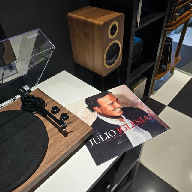 Nje vinil klasik nga Julio Iglesias duke luajtur ne nje set gramafoni dhe boksesh Argon👌

#vinyl #grqmafon #setmebokse #argonnaudio #julioiglesias